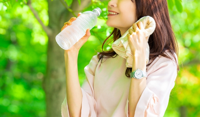 汗ばむ季節の水分補給とむくみ対策