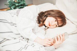 睡眠不足が太る原因になる理由とは？